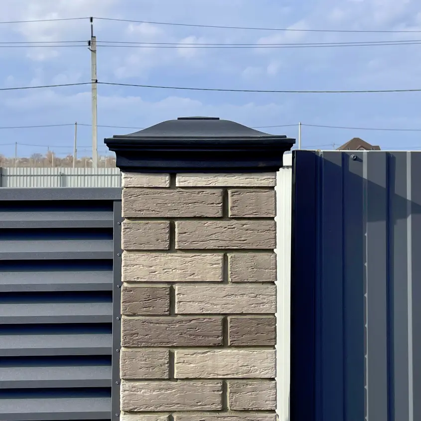 Фото 8 колпак Monblan Серый на столбах забора типа жалюзи