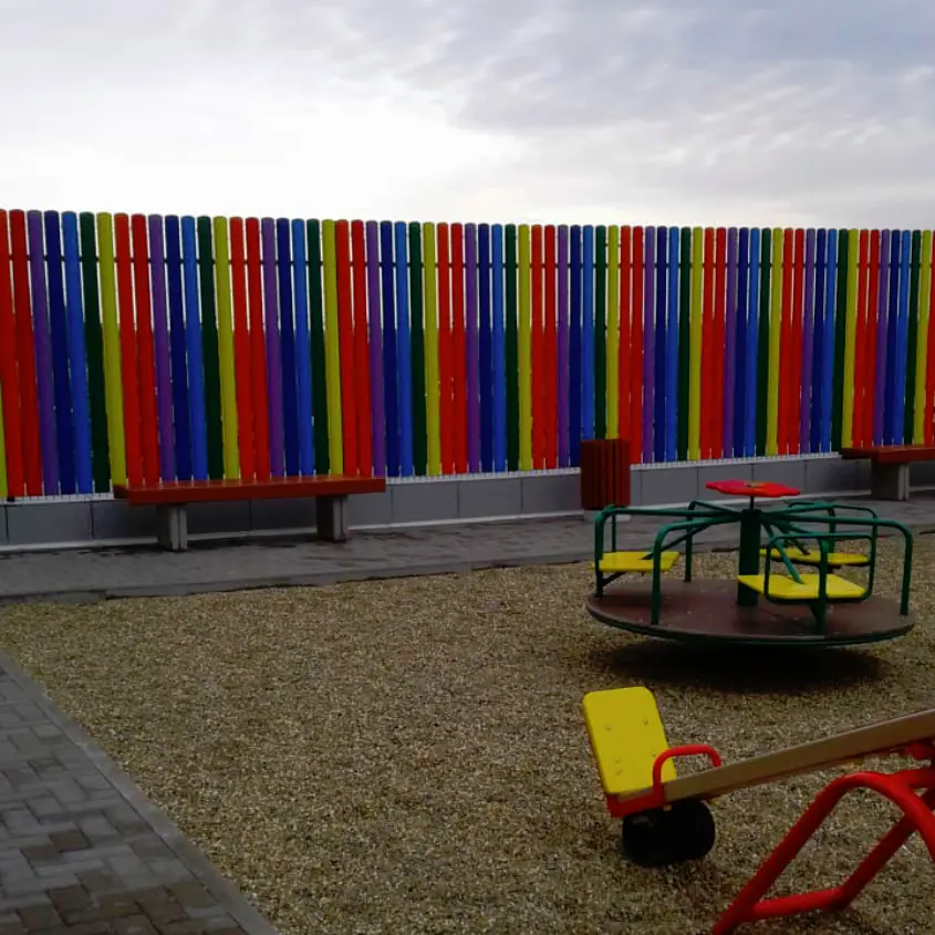 Фото 2 Штакетник Полукруглый в цветах радуги на детской площадке