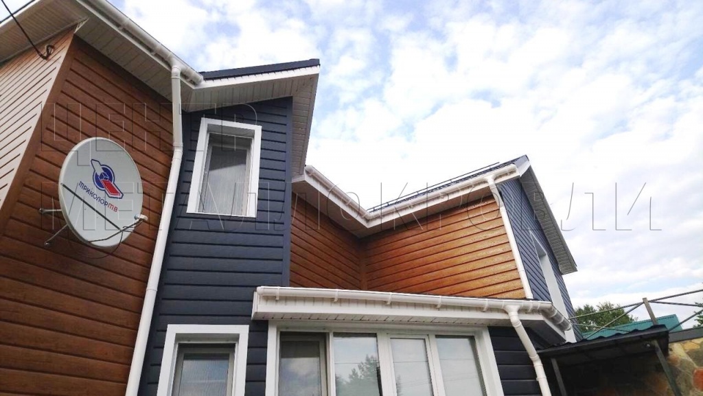 Коттедж оснащен снегозадержателями и системой водостока